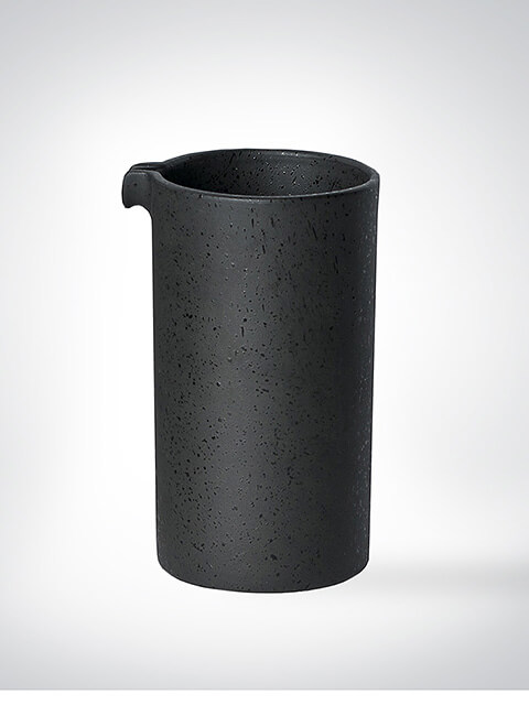 Schwarzer Keramik-Krug mit minimalistischem Design und mattem Finish