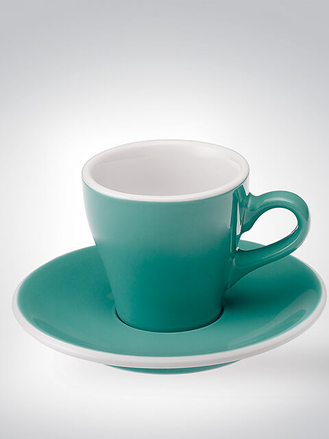 Grüne Espresso-Tasse mit passender Untertasse vor neutralem Hintergrund