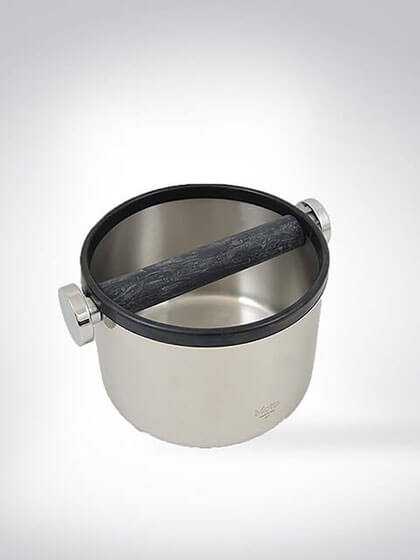 Eiseimer aus Edelstahl mit dekorativem Holzgriff, ideal für stilvolles Servieren gekühlter Getränke.