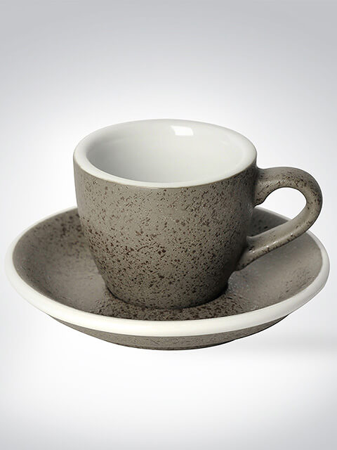 Graue Espressotasse aus Steinzeug mit passender Untertasse
