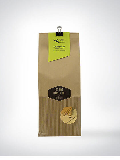 Braune Kaffeepackung der Stadt Rösterei mit Orang Utan Projekt Etikett