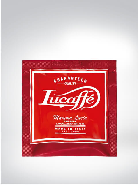 Ein rotes Lucaffé Mamma Lucia Kaffeepad mit der Aufschrift 'Made in Italy'