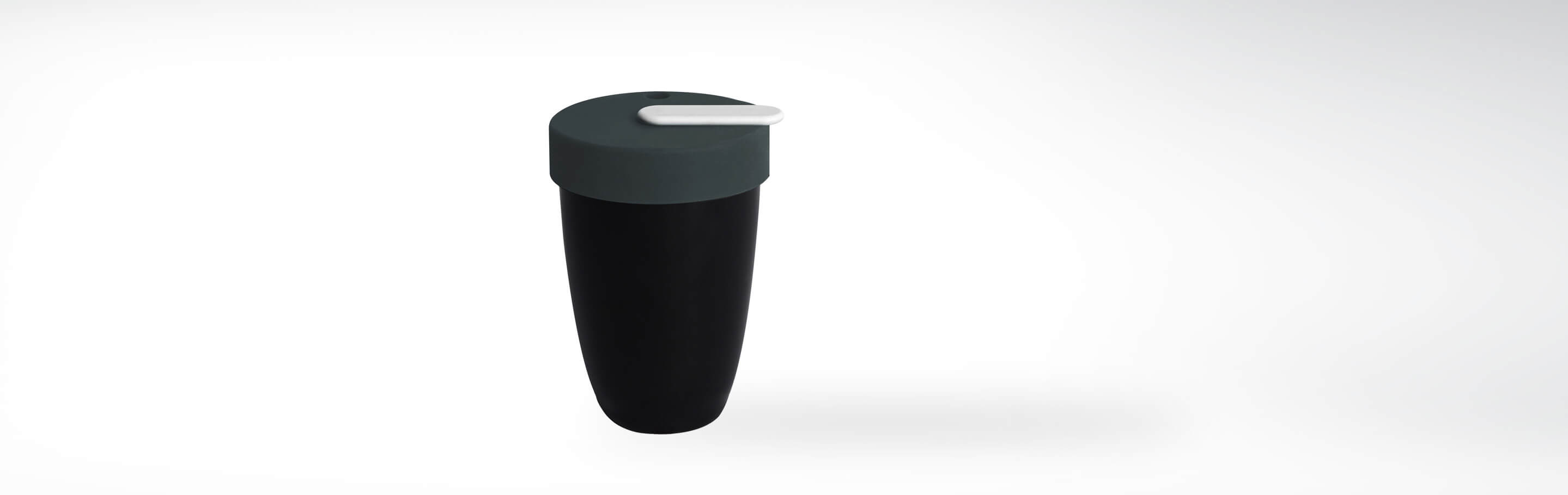 Ein eleganter, schwarzer Reisebecher mit grünem Deckel und einem weißen Griff.