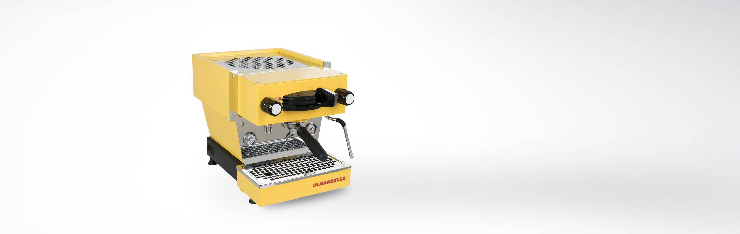 Gelbe La Marzocco Espressomaschine mit schwarzem Siebträger und Dampfdüse