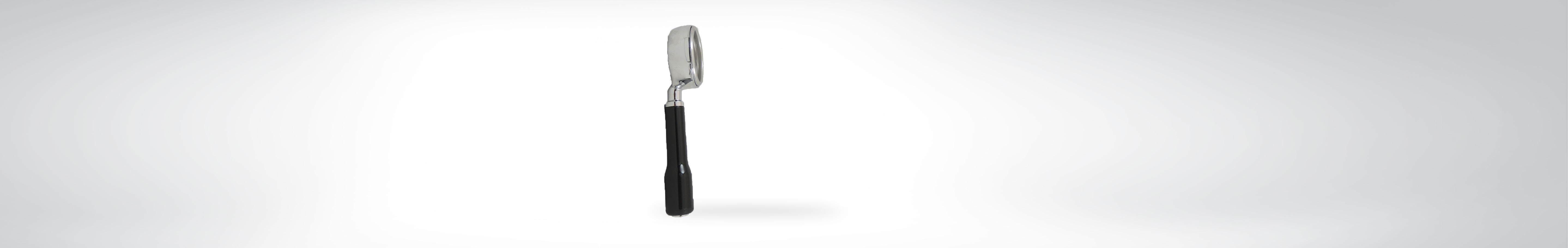 Eiskelle aus Edelstahl mit einem ergonomischen, schwarzen Griff auf hellem Hintergrund