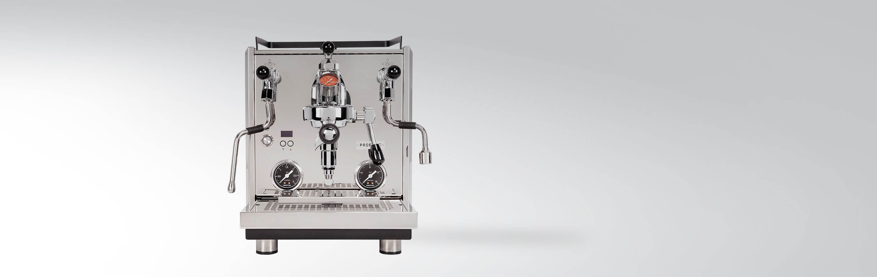 Frontansicht einer professionellen Espressomaschine mit Dualboilersystem, ideal für hochwertigen Kaffeegenuss