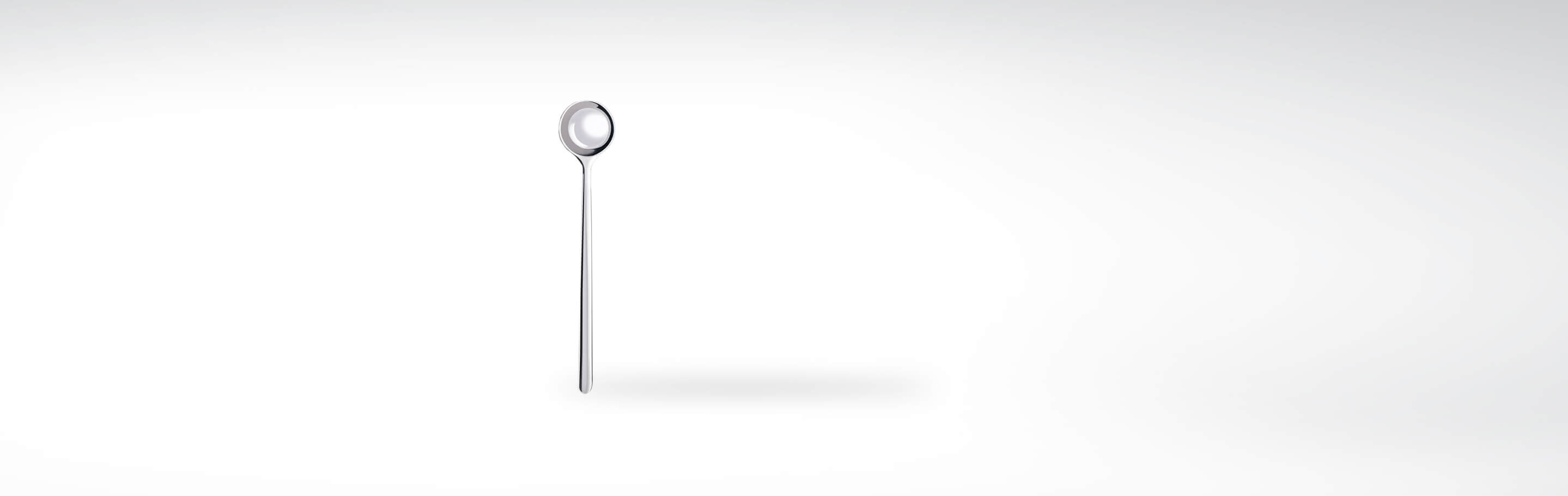 Ein einzelner, langer Löffel aus Edelstahl auf einem weißen Hintergrund, ideal für Kaffee oder Dessert.