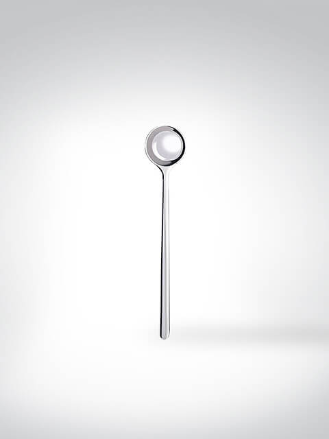 Ein stilvoller Teelöffel aus Edelstahl mit glänzendem Finish auf weißem Hintergrund