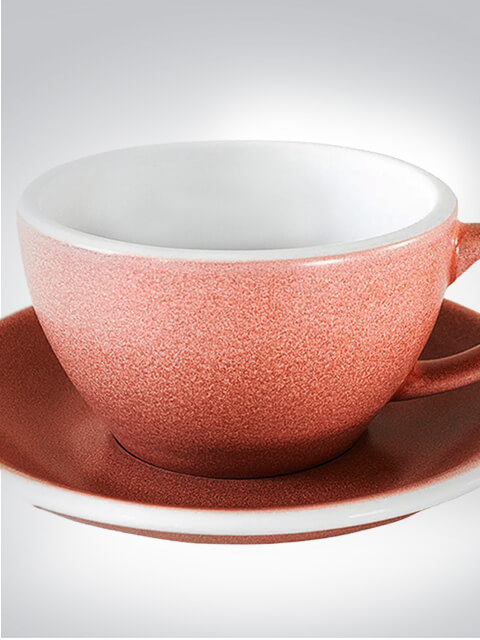 Elegante Kaffeetasse mit Untertasse in Rosa Eine stilvolle rosa Kaffeetasse mit passender Untertasse, ideal für den modernen Haushalt.