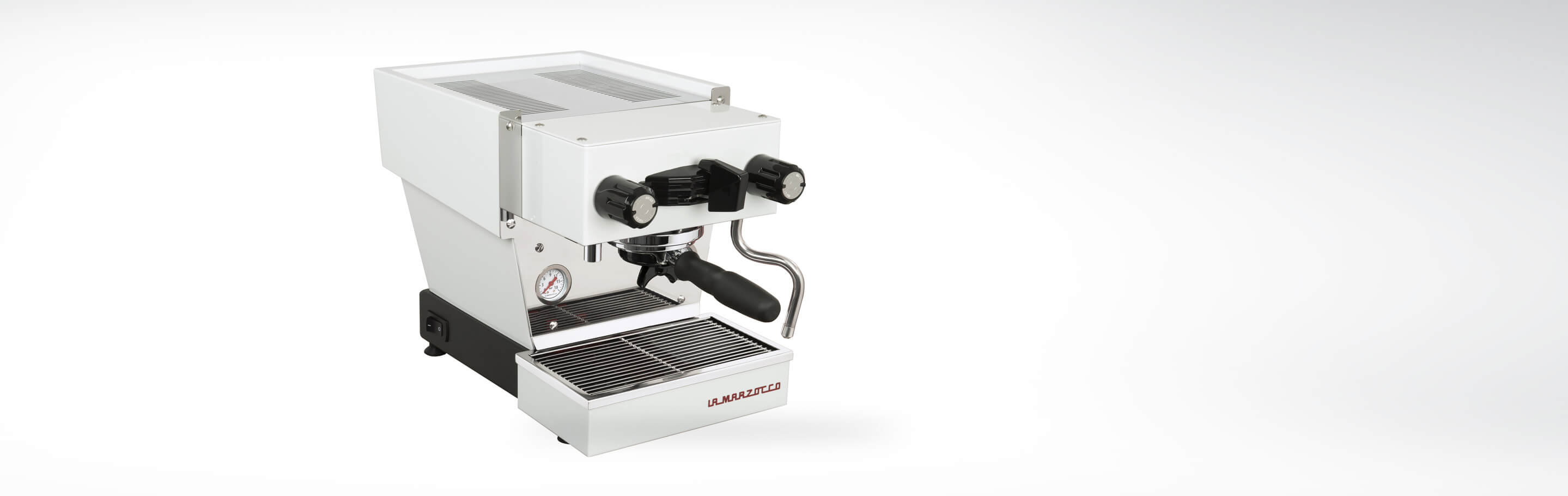 Weiße La Marzocco Espressomaschine mit zwei Drehreglern und Dampfdüse