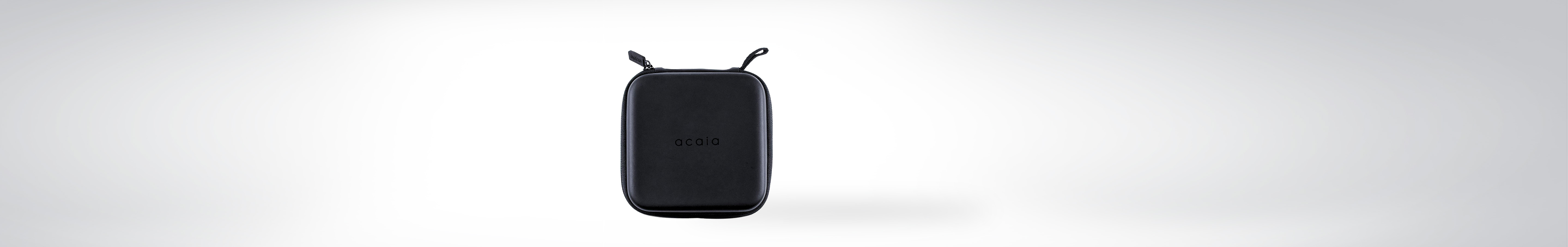 Eine schwarze Schutzhülle für eine Acaia-Waage gegen einen weißen Hintergrund