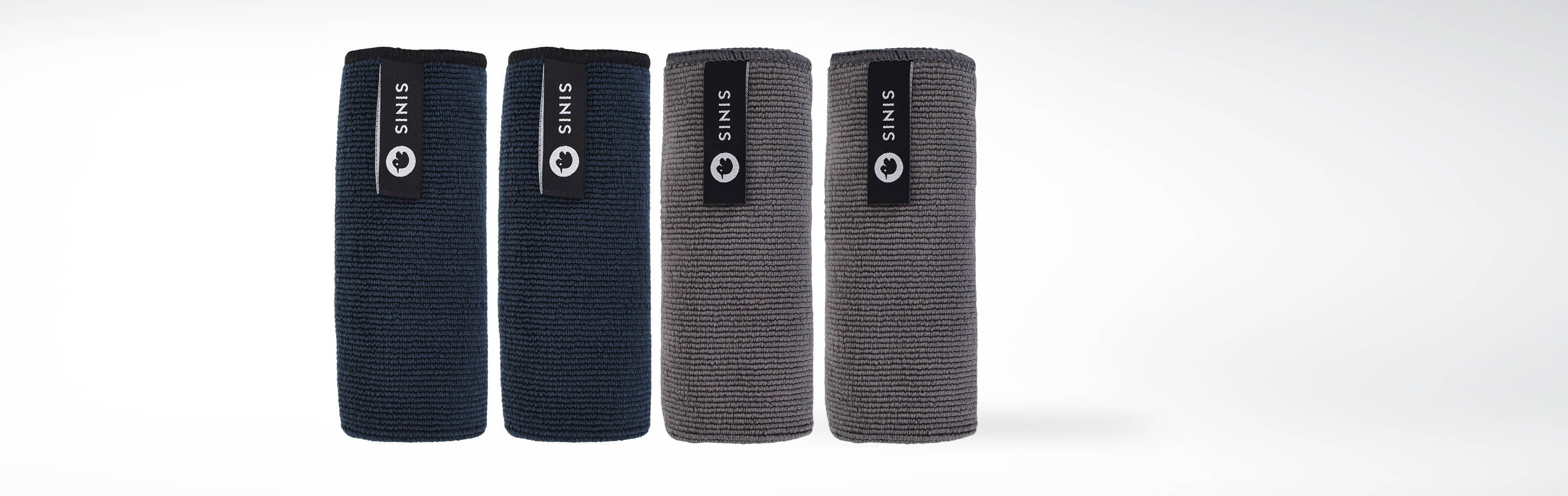 Vier Mikrofasertücher in Blau und Grau von SINIS, nebeneinander aufgestellt