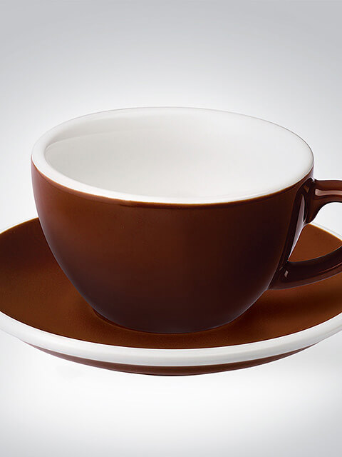 Braune Keramiktasse mit weißem Innenbereich und passender Untertasse