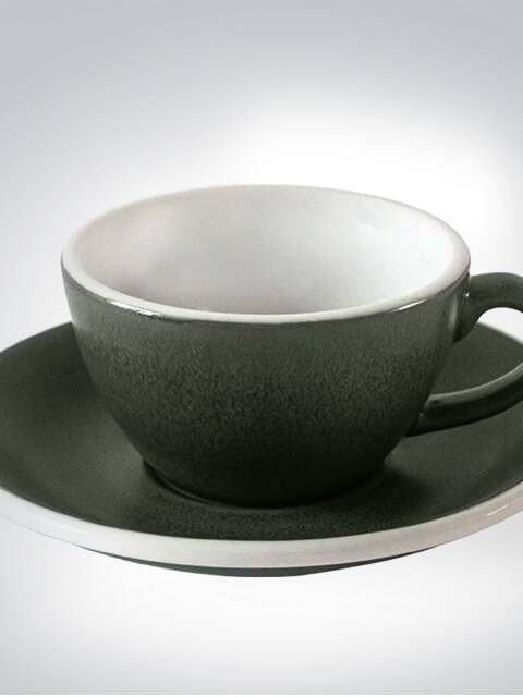 Graue Kaffeetasse mit passender Untertasse auf weißem Hintergrund