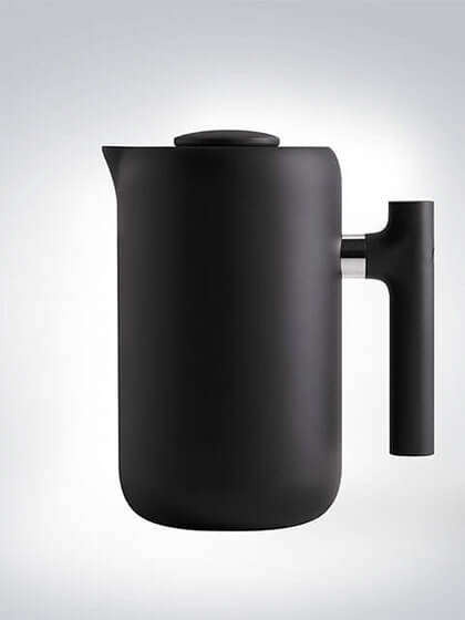 Moderne schwarze Kaffeekanne mit elegantem Design und isoliertem Griff