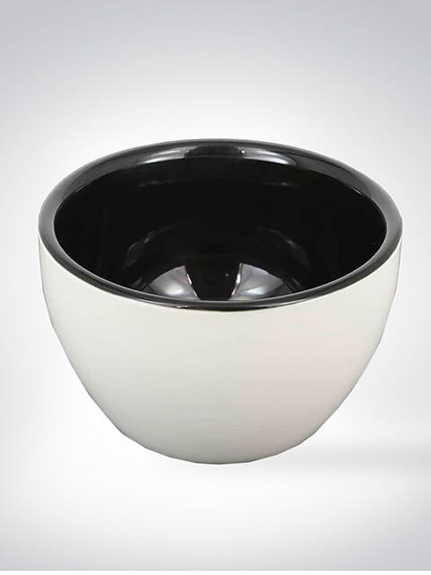 Stilvolle Schüssel mit schwarzer Innenfläche und weißem Äußeren