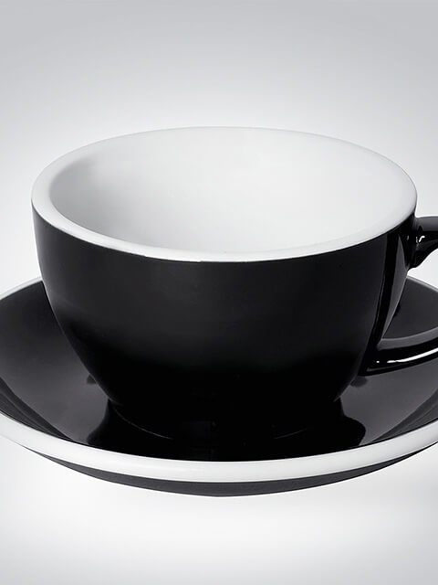 Schwarz-weiße Kaffeetasse mit Untertasse, stilvoll und modern designt