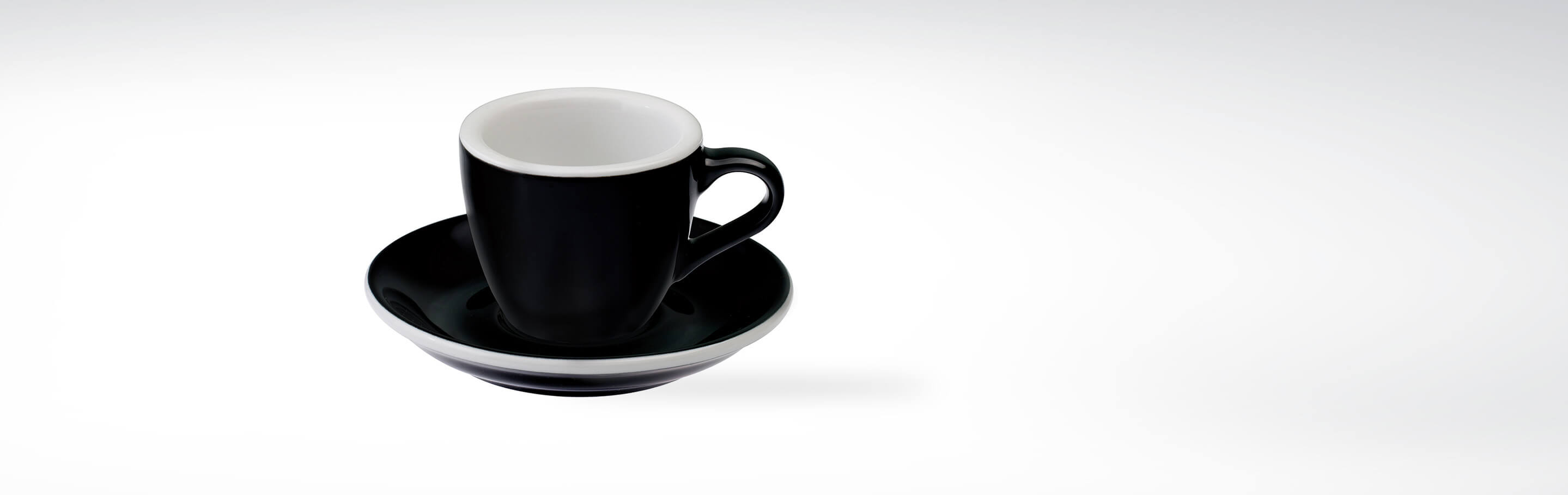 Schwarze Espressotasse mit passender Untertasse aus hochwertigem Porzellan auf weißem Hintergrund