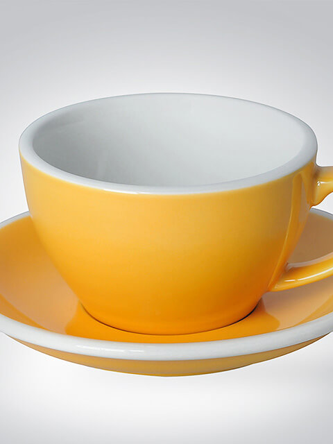 Gelbe Kaffeetasse auf passender Untertasse