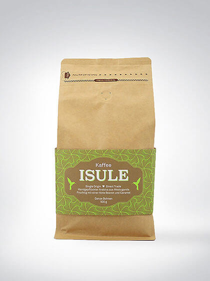 Verpackung von Isule Kaffee, 500g, mit grünem Etikett auf braunem Hintergrund