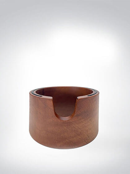 Ein runder Aschenbecher aus Holz mit einer glatten Oberfläche und einer Vertiefung für Zigaretten, vor einem weißen Hintergrund