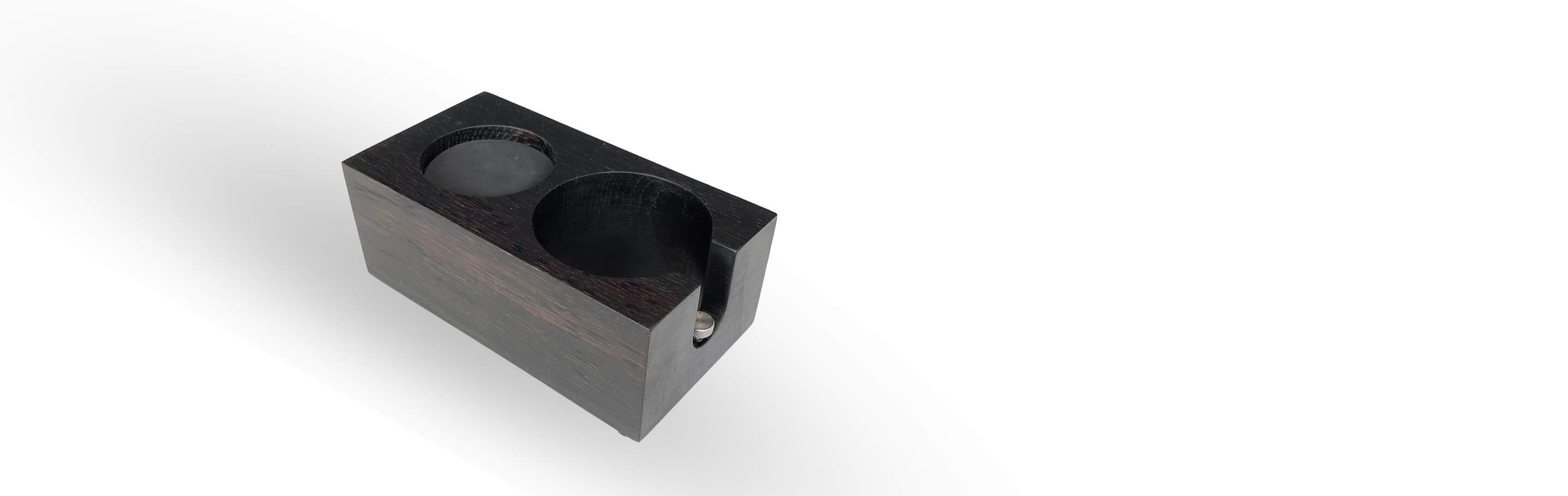 Ein eleganter Doppelkerzenhalter aus dunklem Holz mit zwei runden Aussparungen für Kerzen auf weißem Hintergrund