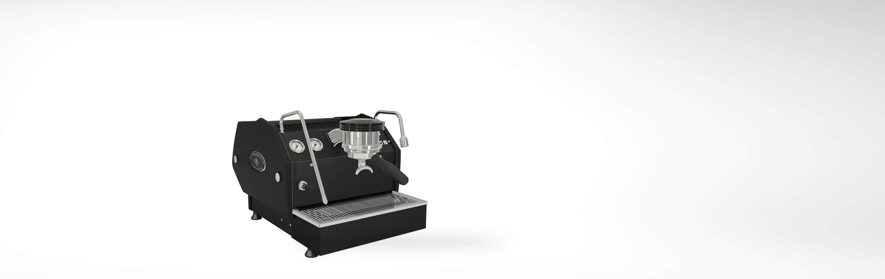 Schwarze Espressomaschine mit zwei Hebeln und Druckanzeigen auf weißem Hintergrund