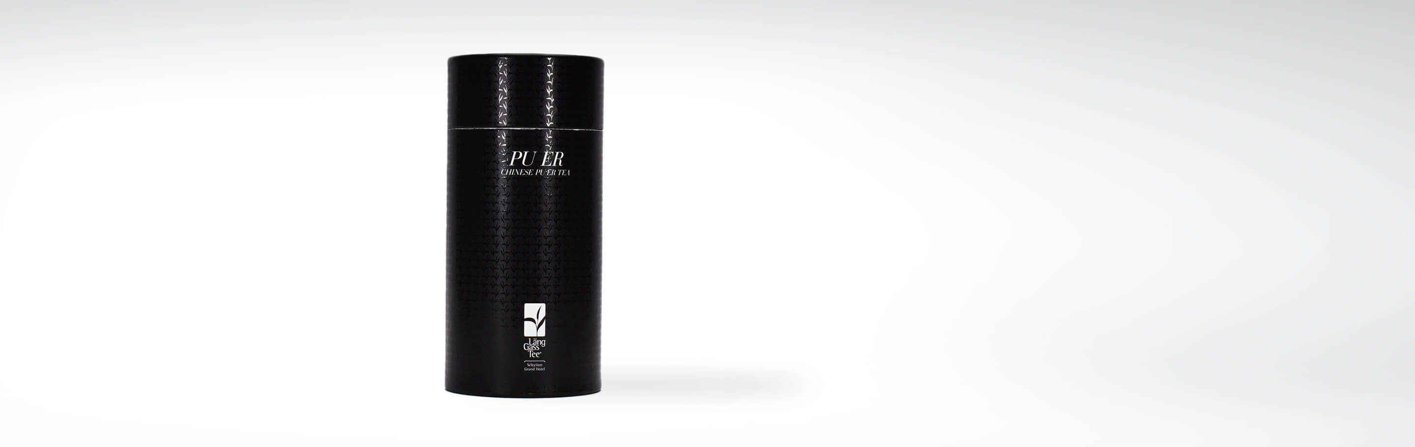 Schwarze Teedose mit der Aufschrift 'Pu Er' für chinesischen Pu-Erh-Tee von Liang Gæs