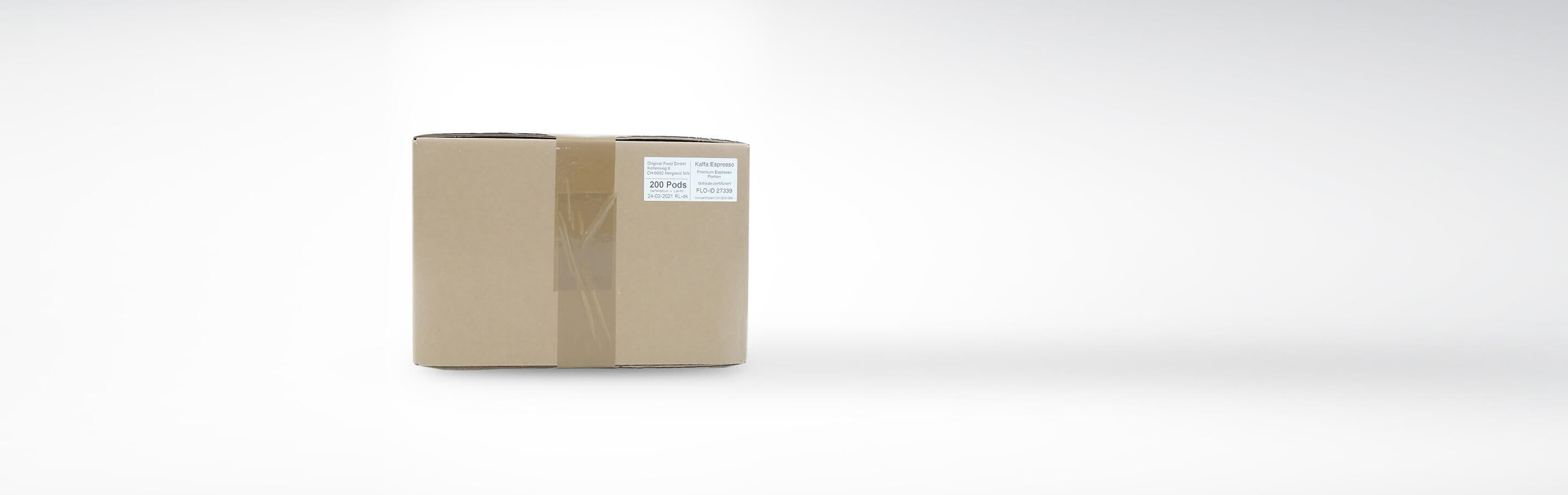 Ein brauner Karton von Op Umwelt Food GmbH mit der Aufschrift '200 Pods', der Kaffeekapseln enthält.