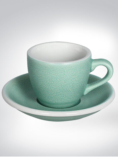 Grüne Kaffeetasse mit passender Untertasse, stilvoll und aus Keramik gefertigt, perfekt für den täglichen Gebrauch oder besondere Anlässe.