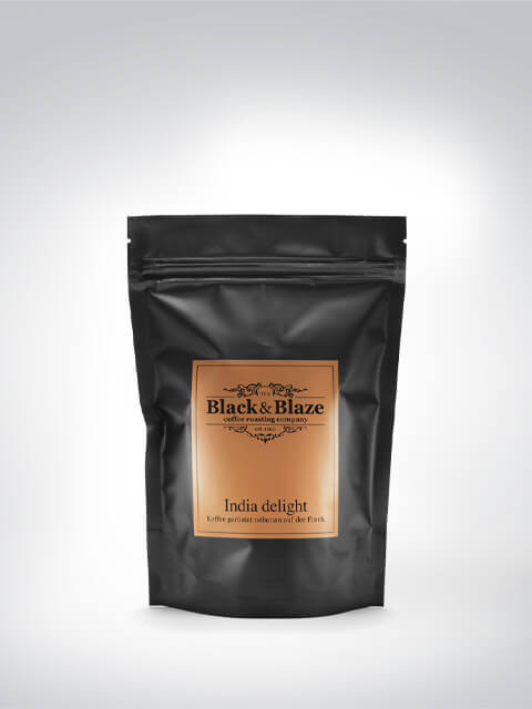 Verpackung des Black & Blaze Kaffeesorte 'India Delight', schwarze Tüte mit braunem Etikett