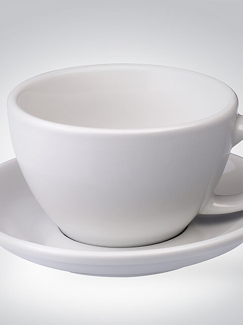 Weiße Porzellantasse auf einer passenden Untertasse, seitliche Ansicht