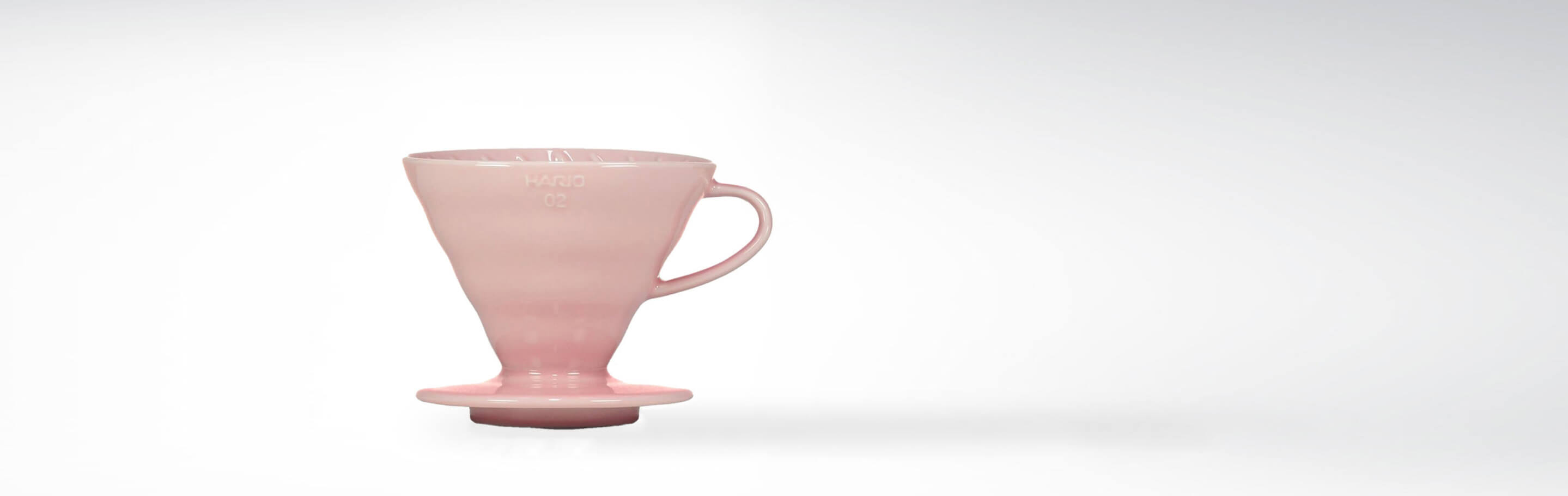 Keramik-Kaffeefilteraufsatz in Rosa von Hario auf weißem Hintergrund