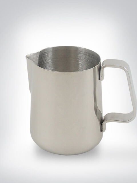 Ein silbernes Milchkännchen aus Edelstahl mit Henkel und Ausgießer