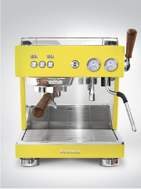 Hellgelbe Espressomaschine mit zwei Manometern und Holzelementen