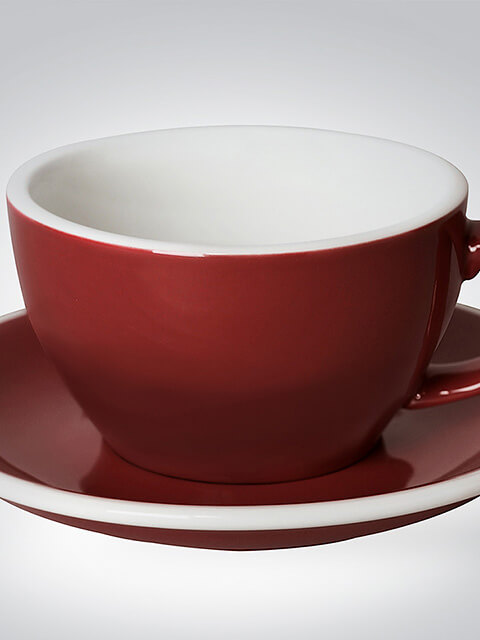 Nahaufnahme einer eleganten roten Kaffeetasse mit passender Untertasse