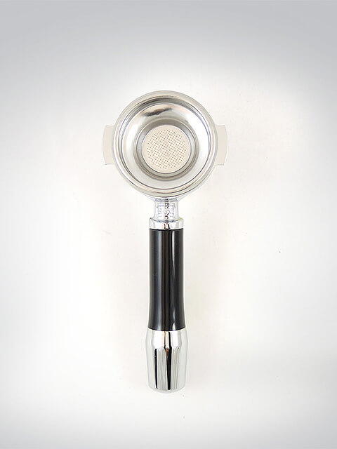 Siebträger mit ergonomischem Griff in Schwarz und Edelstahl für Espressozubereitung