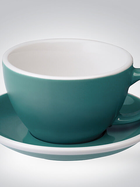 Eine große türkise Teetasse mit passender Untertasse aus Keramik