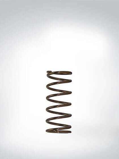 Eine braune Spiralfeder aus Metall, stehend vor einem neutralen Hintergrund