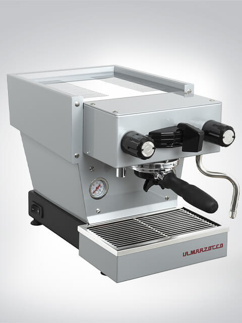 Moderne graue Espressomaschine von La Marzocco mit Dampfdüse und Siebträger