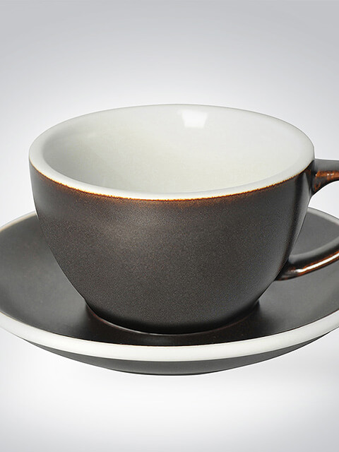 Schwarze Keramiktasse mit passender Untertasse, minimalistisch und elegant designt