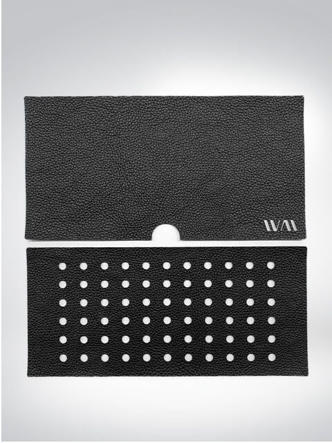 Schwarze Leder-Kartenhülle mit Lochmuster und Logo, Vorder- und Rückansicht