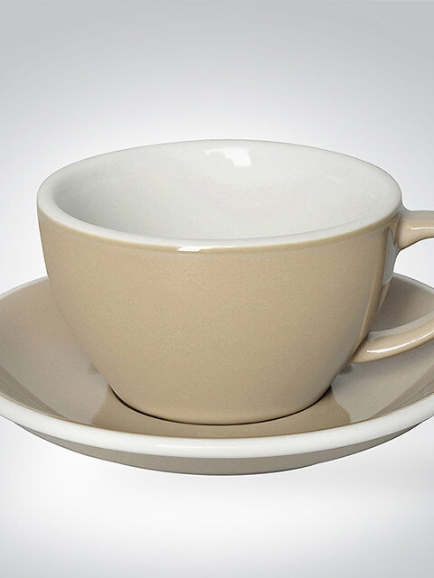 Beige Kaffeetasse mit passendem Unterteller auf grauem Hintergrund