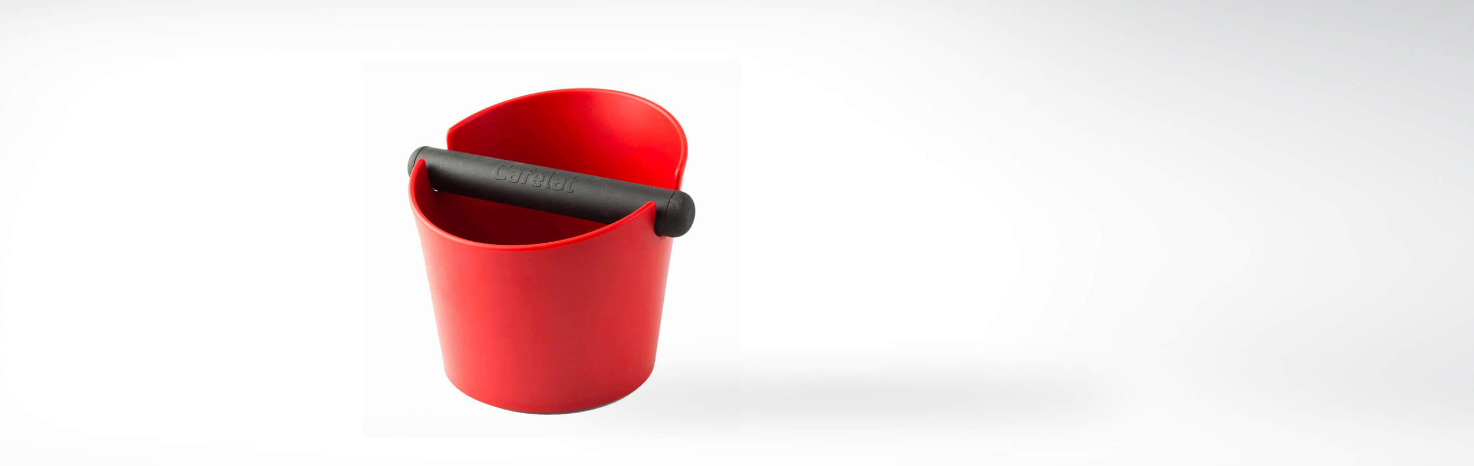 Ein roter Abschlagbehälter für Kaffeesatz mit schwarzem Querbalken.