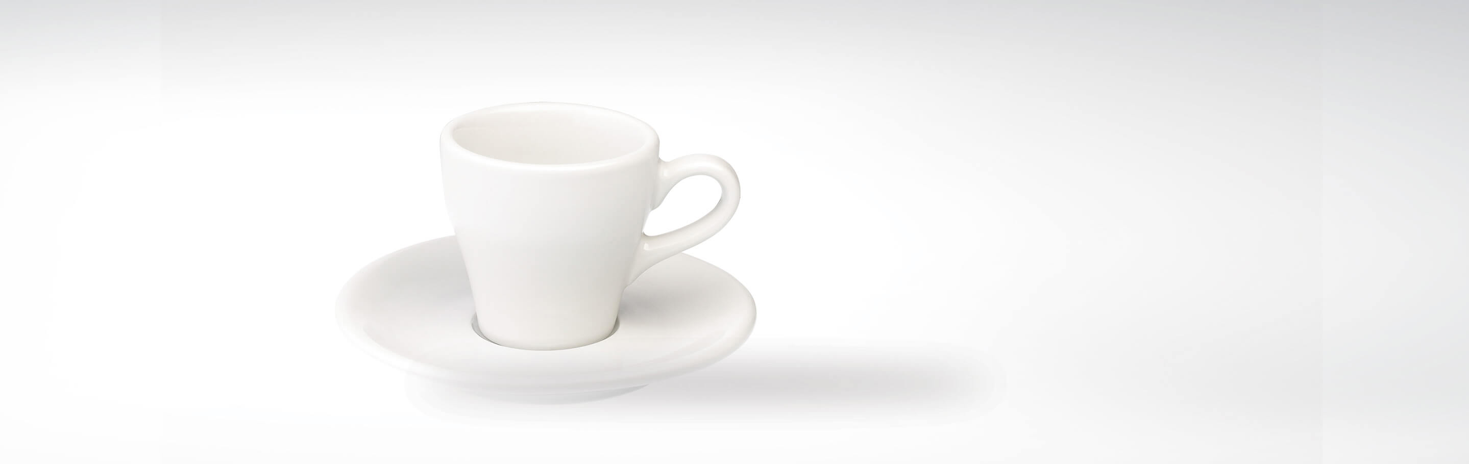 Weiße Espressotasse aus Porzellan mit passender Untertasse auf weißem Hintergrund