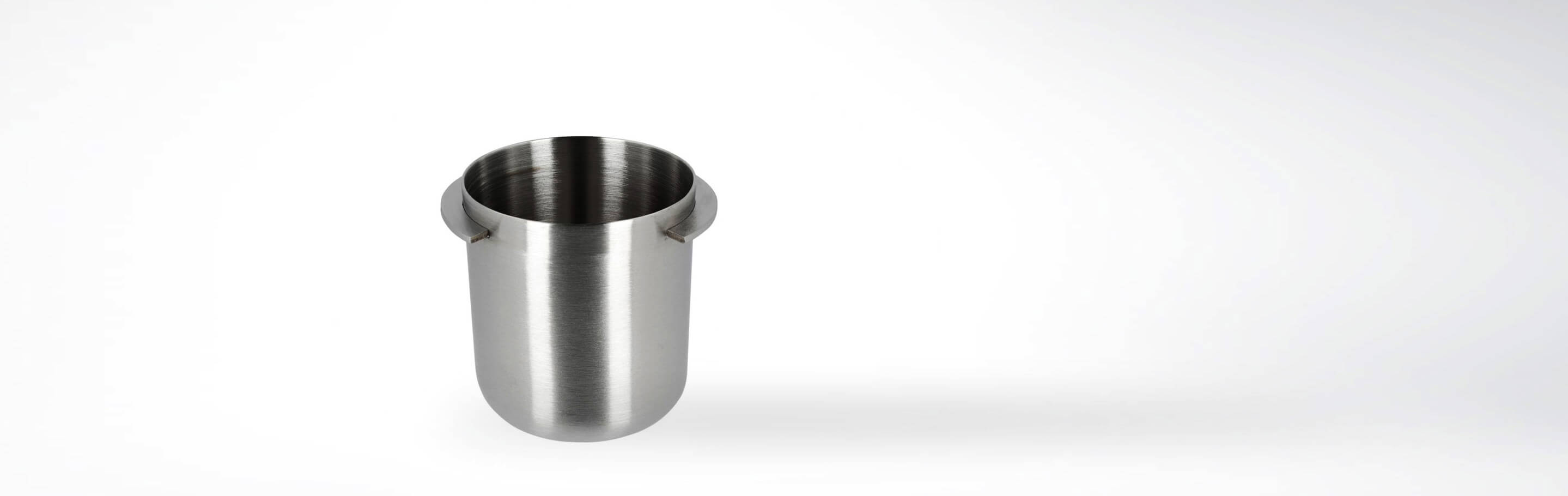 Ein eleganter Weinkühler aus Edelstahl auf einem weißen Hintergrund