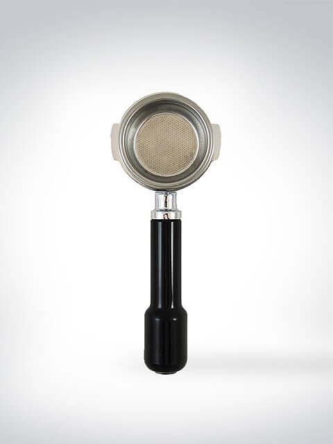 Ein Espressomaschinen-Siebträger aus Edelstahl mit einem schwarzen Griff, freigestellt vor einem weißen Hintergrund.