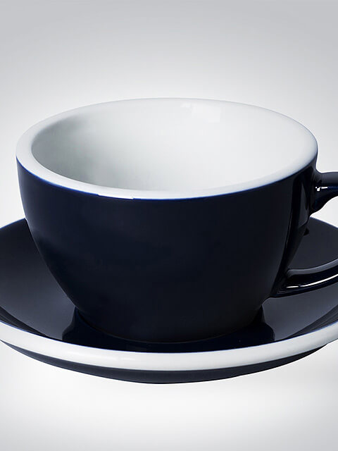Stilvolle schwarze Kaffeetasse mit Untertasse Nahaufnahme einer eleganten schwarzen Kaffeetasse mit passender Untertasse auf hellem Hintergrund