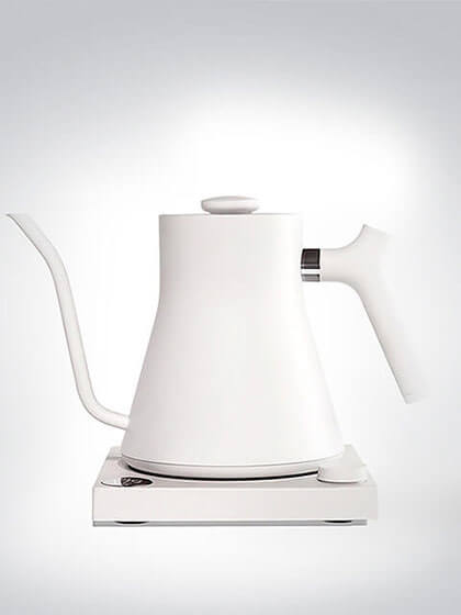 Weißer Wasserkocher mit langem Schwanenhalsausguss auf seiner Basis, ideal für präzises Aufbrühen von Tee und Kaffee