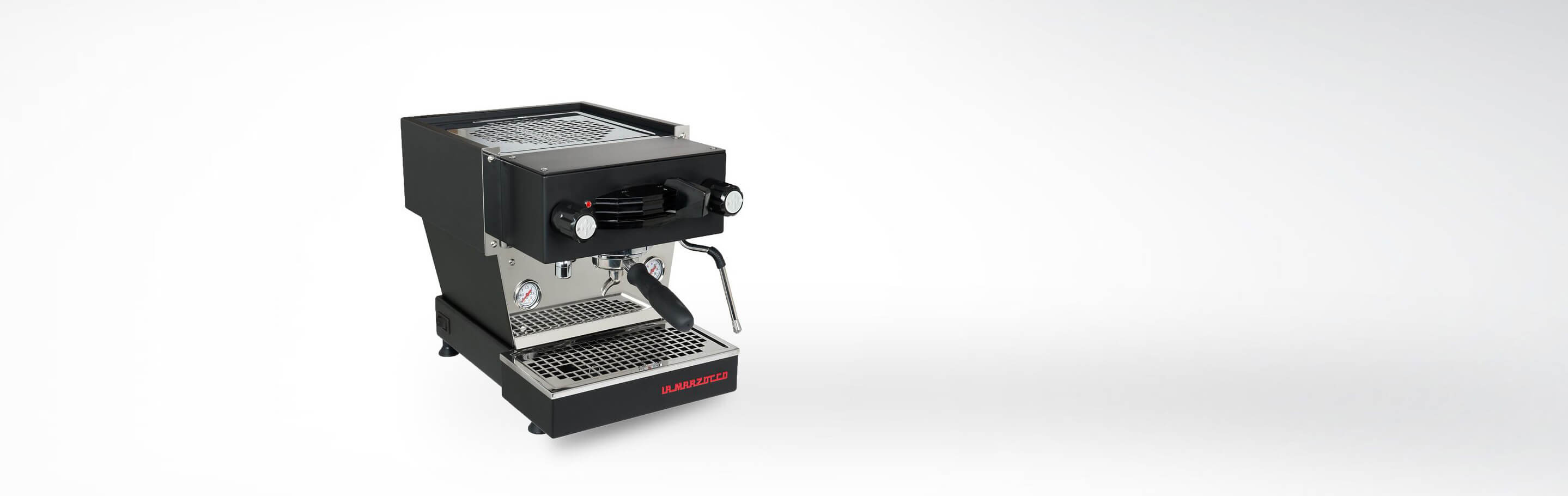 Modernes Modell einer professionellen Espressomaschine mit Dampfrohr und Doppelmanometer